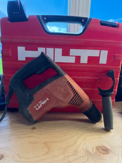 This Hilti TE 7-C is a powerful rotary hammer drill, perfect for drilling into concrete, masonry, an...