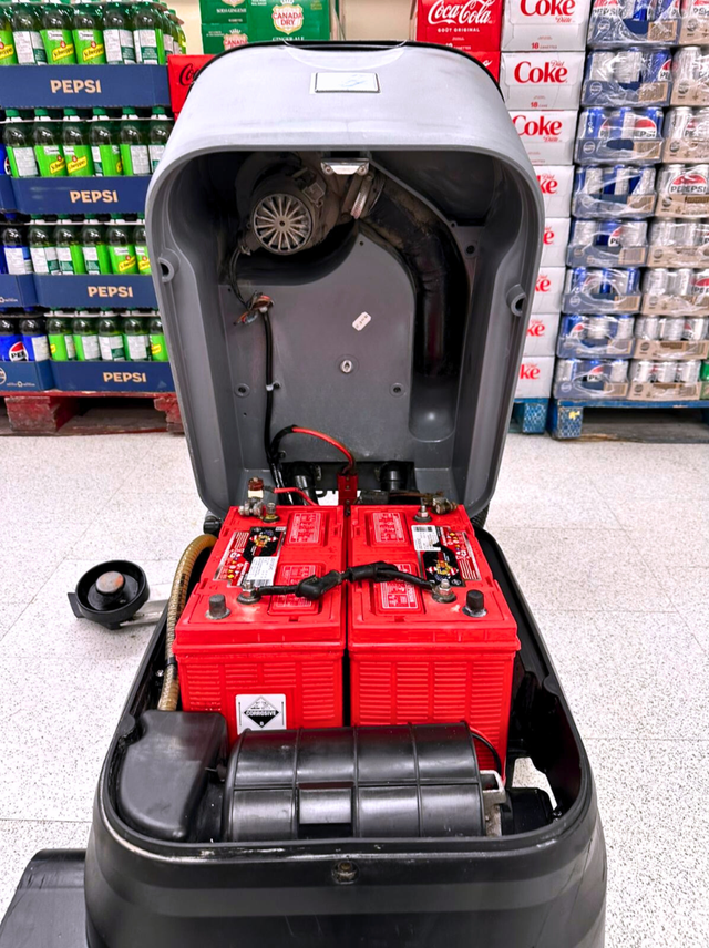 Karcher BR 40/25 C Commercial Floor Scrubber | 16" Roller Brush in Other in City of Toronto - Image 8