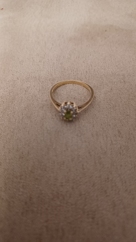 10k Gold peridot ladies ring in Jewellery & Watches in City of Halifax - Image 3
