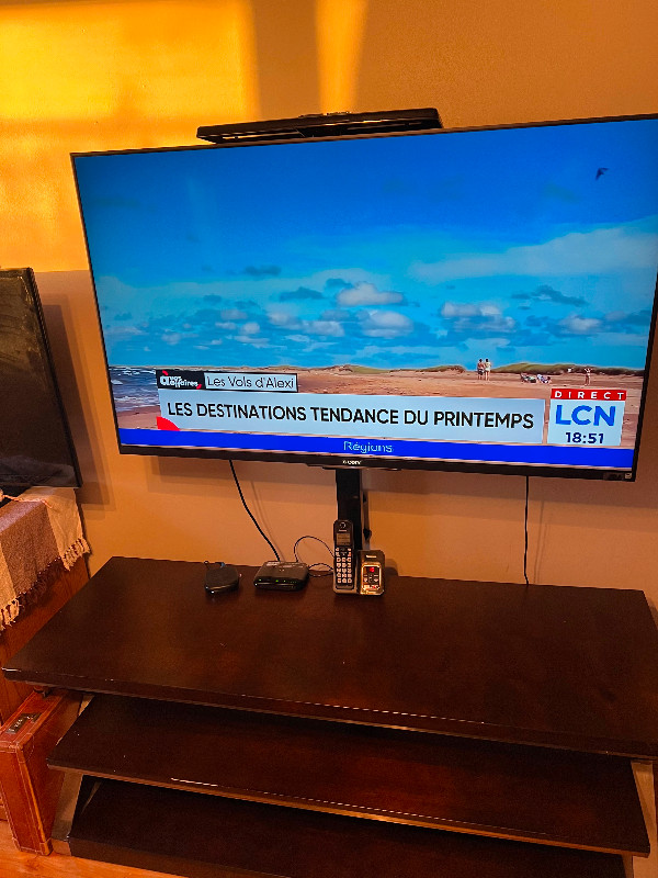 Tv + meuble Tv dans Meubles de télé et unités de divertissement  à Ville de Montréal