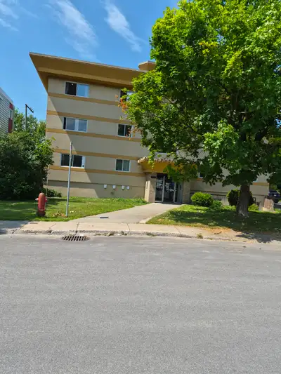 Ce charmant appartement 3 1/2 situé dans un édifice paisible à Pont-Viau offre un espace de vie bien...