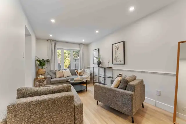 Updated 3-Bed Freehold Townhouse w/ Finished Basement Barrhaven