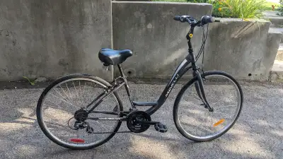 Velo hybride Minelli Silhouette, roue 28po, taille medium, shimano Tourney, 21 vitesses. Le velo est...