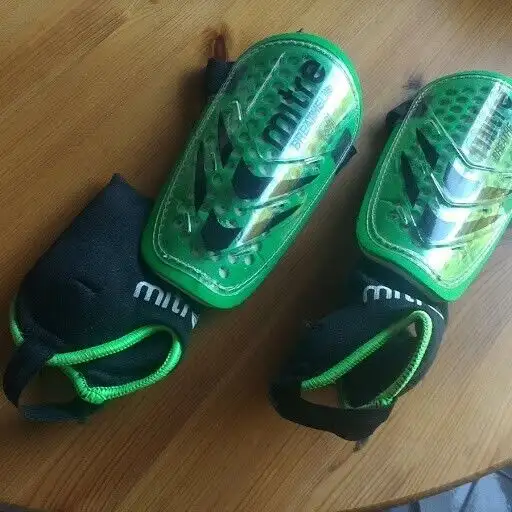 Soccer shin & ankle pads, goalie gloves and watch in Soccer in Markham / York Region - Image 3