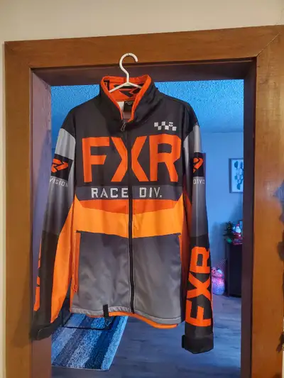 BRAND NEW , NEVER WORN. SPRING/FALL LIGHT FXR JACKET. MENS LARGE. ASKING $80.00. PICKUP IN ST JAMES...