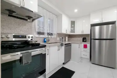 Bungalow house 4bedroom,2washroom for rent walkto kennedy subway