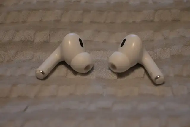 AirPods Pro 2, Lightning case, earbuds replaced 9 months ago597784591504527361