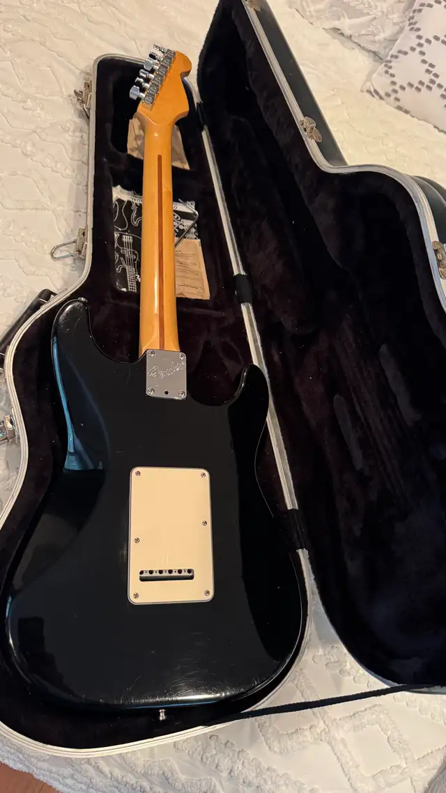 89’ Fender Stratocaster left handed in Guitars in Saint John - Image 4