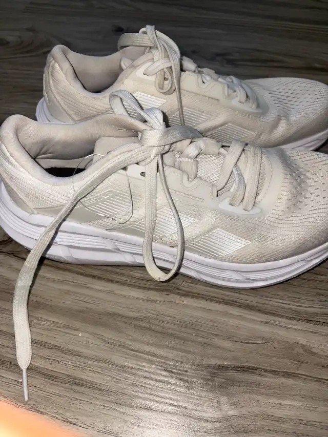 Adidas women’s sneakers shoes chaussures femmes  in Women's - Shoes in City of Montréal - Image 3