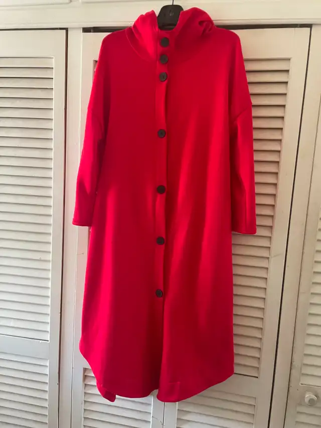 Léger manteau long rouge in Women's - Tops & Outerwear in City of Montréal - Image 2