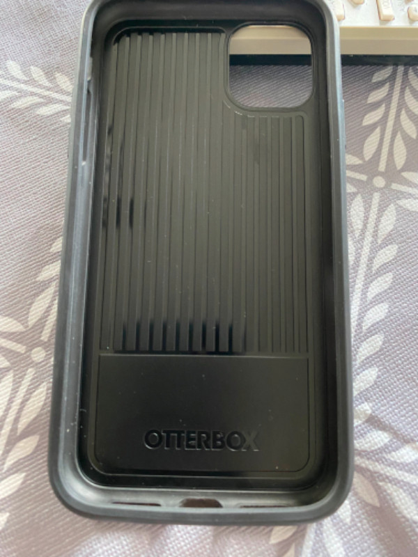 Étui Otterbox noir pour cellulaire iPhone 11 dans Accessoires pour cellulaires  à Sherbrooke - Image 2