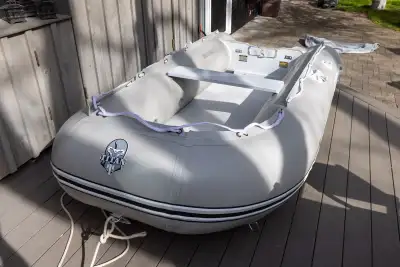 Titan inflatable dinghy with the much coveted inflatable floor. This 330 cm (about 11ft overall) boa...