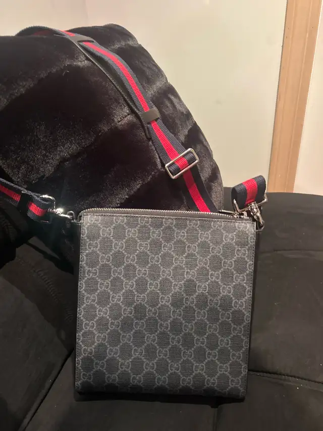 Gucci Side Bag in Bags & Luggage in City of Toronto - Image 3