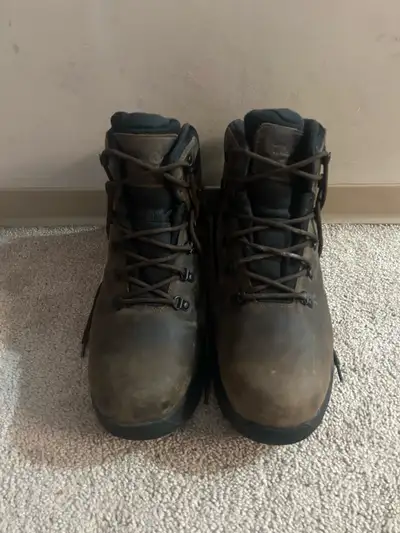 Selling a pair of WindRiver Yamnuska winter boots, size 12, in great condition. Insulated with T-MAX...