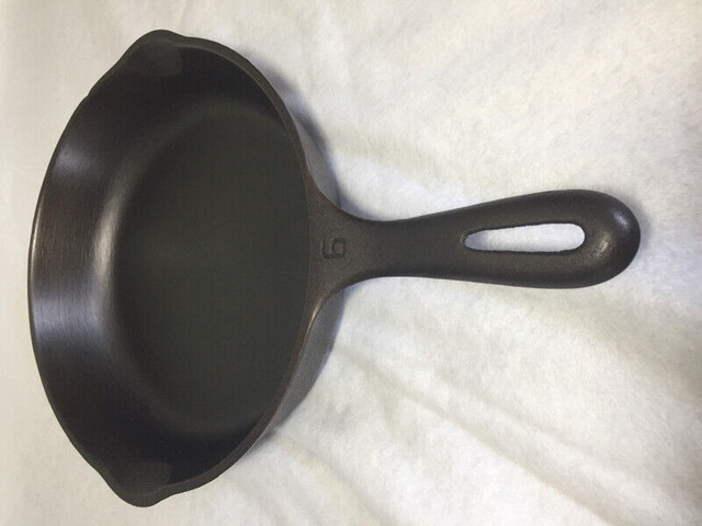 Unmarked Wagner Cast Iron Pan - #6 on handle in Arts & Collectibles in Belleville