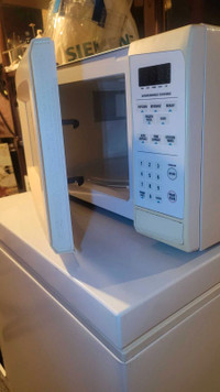Clean 1500w GE microwave