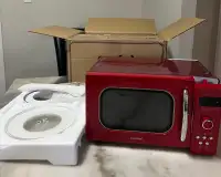 Retro Countertop Microwave Oven *DAMAGED*
