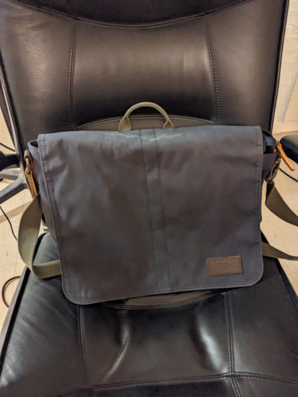 [BRAND NEW] LL Bean Heritage Waxed Canvas Messenger Bag in Other in City of Toronto