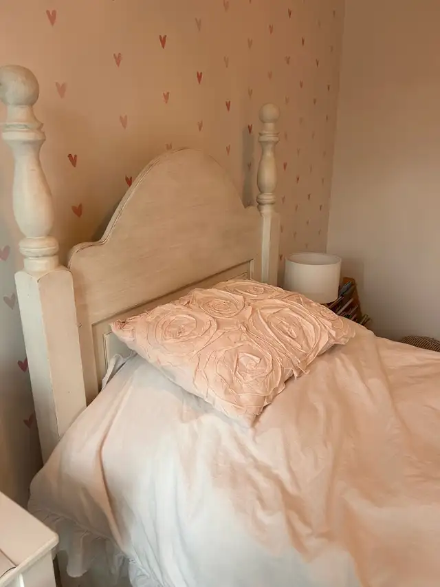 Magnifique lit en bois à vendre ✨  in Beds & Mattresses in Longueuil / South Shore - Image 4