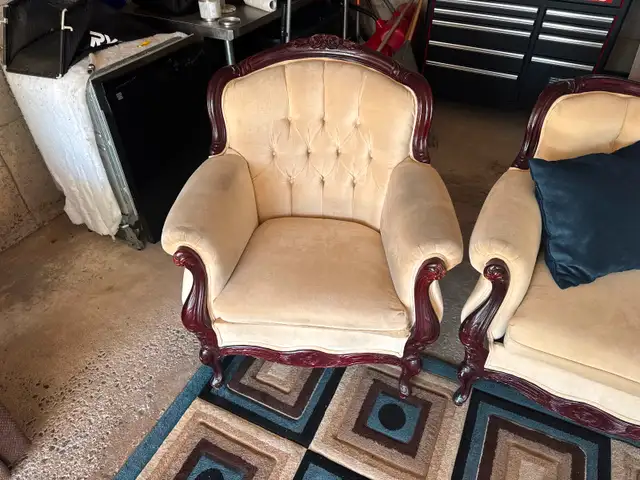 Lovely antique couch….asking $1500 obo in Couches & Futons in Dartmouth - Image 3
