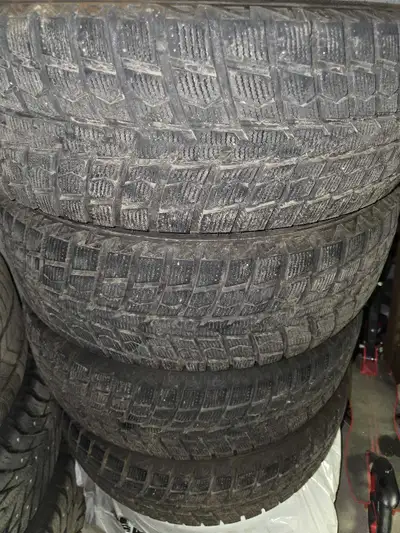Set of 225 65 17 Winter tires. Tires are in very good condition. Fits Dodge Grand Caravan