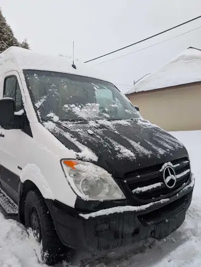 Vanlife Mercedes sprinter 2500 2011 144 excellente condition intérieur et extérieur plusieurs répara...