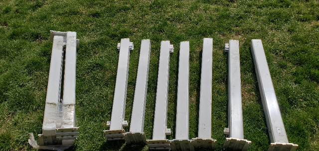 White 11 aluminum Posts and 4 Railing for sale dans Terrasses et clôtures  à Longueuil/Rive Sud