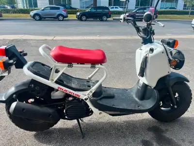 Ceci est mon scooter toujours entreposé dans un garage chaud , la batterie vient d’être changée , se...