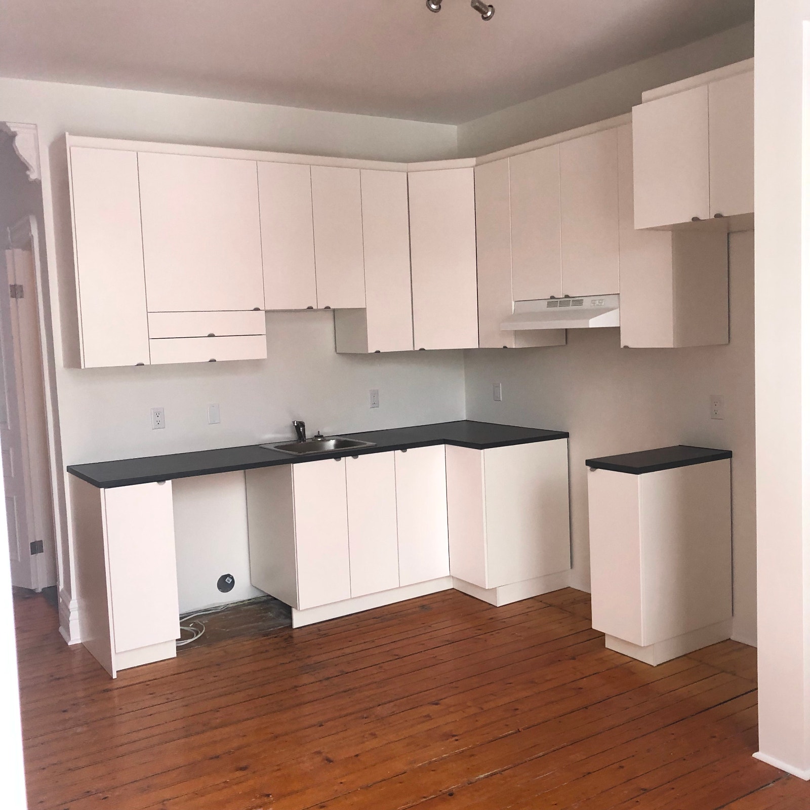 Plateau Mont Royal Apartment — photo 1