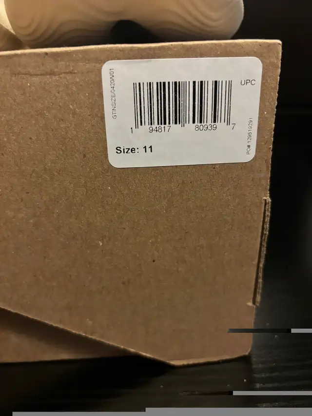 Yeezy Foam Runner Sand size 11 in Men's Shoes in City of Toronto - Image 11