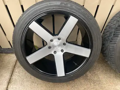 Like new 22’ Dub ballers, gloss black with machined face, wrapped in Nitto 420 tires 275/40R/22. Gre...