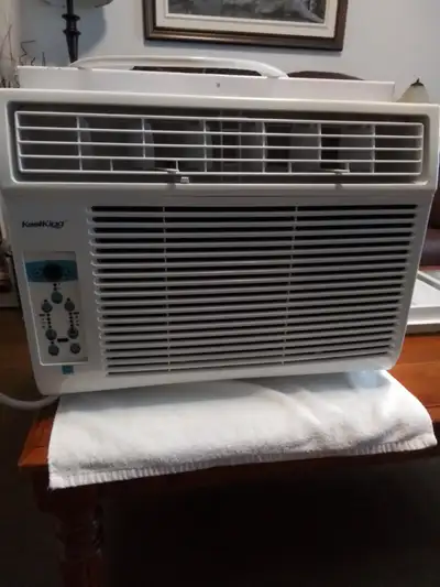 Climatiseur de fenêtre KOOLKING 10000 BTU avec manette fonctionne très bien, raison de la vente inst...