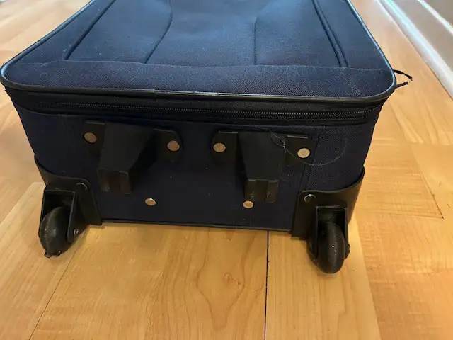Carry on luggage suitcase $30, navy22” x 13.5” x 6.5” + more in Bags & Luggage in City of Toronto - Image 5