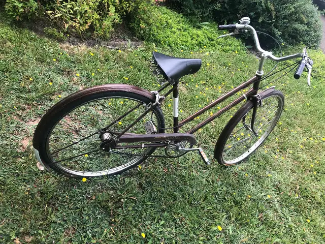 VINTAGE WOMENS BICYCLE in Cruiser, Commuter & Hybrid in Moncton - Image 2