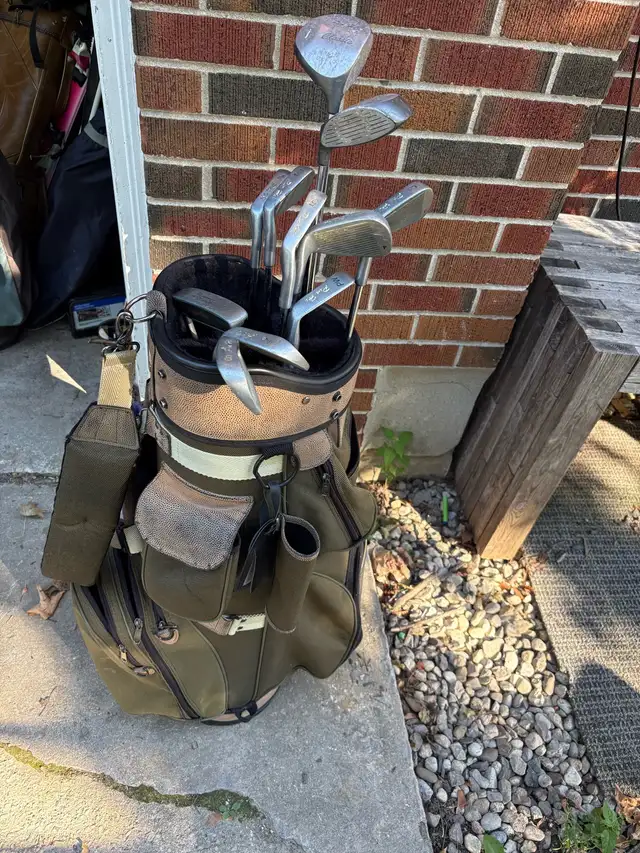 Full set men’s right handed golf clubs and bag  in Golf in Guelph - Image 2