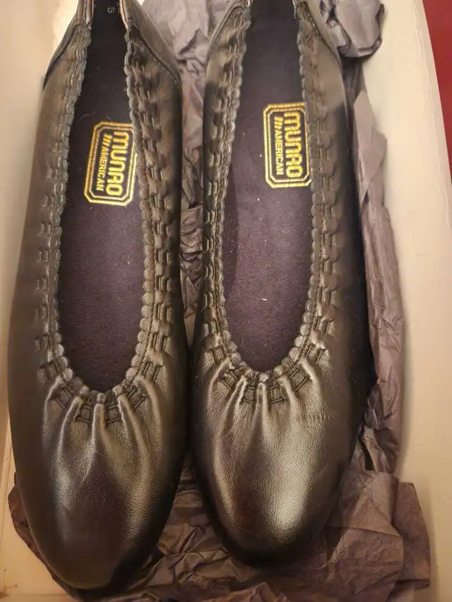 Munroe Ladies black leather shoes, size 7.5 Narrow, NEW