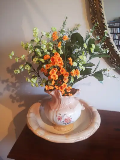 Pot à l'eau avec bol en céramique et fleurs artificiels., View more