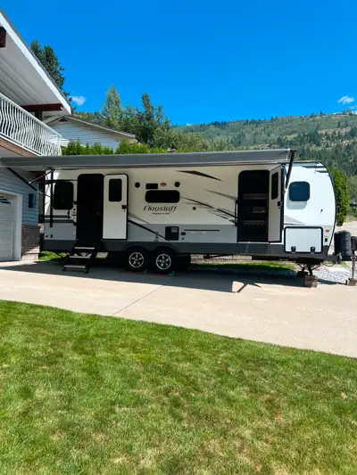 This Trailer is in excellent shape, a nice couples unit, sleeps 4 (2-queen/2-foldout sofa) and pulls...
