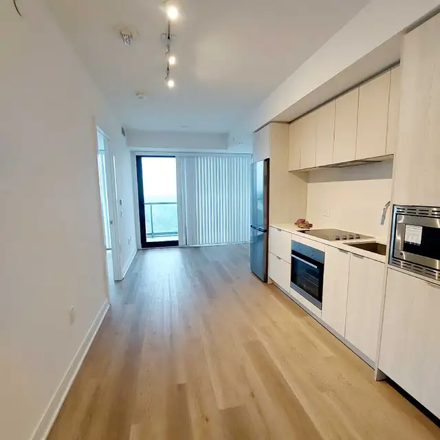 condo unit in apartment building in Mississauga  in Room Rentals & Roommates in Mississauga / Peel Region - Image 5
