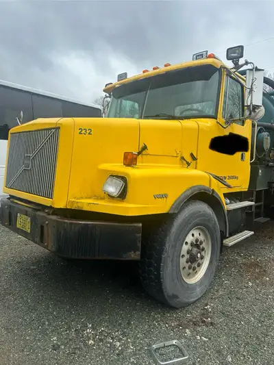 1999 Volvo auto car truck ran perfect when parked. Truck has M11 Cummins in it. Truck is sold as is...