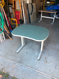 Adjustable kidney-shaped table
