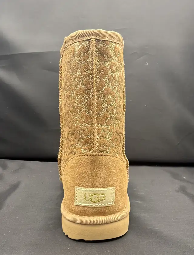 UGG boots (Youth size 4) in Kids & Youth in Markham / York Region - Image 5