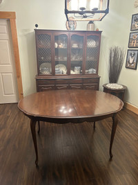 Dining room table & hutch 