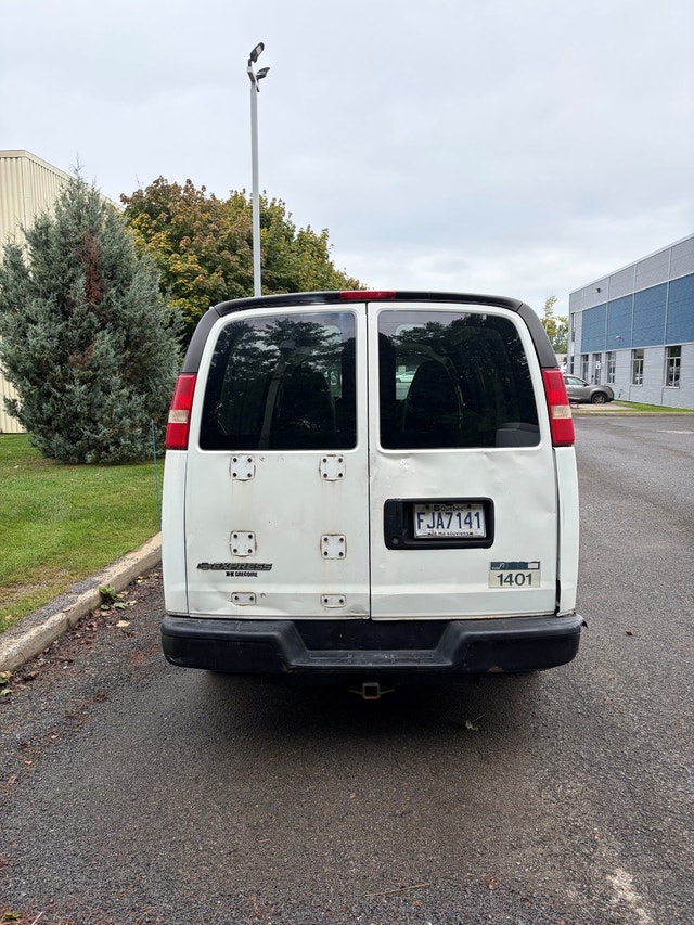 Truck-Camion 2010 Chevrolet Express Cargo 1500 — photo 4