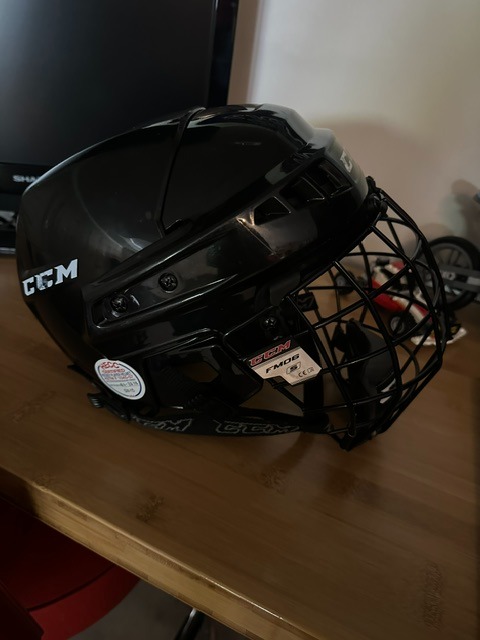 Hockey Helmet and Mask - CCM - Small Youth in Hockey in St. Catharines - Image 5