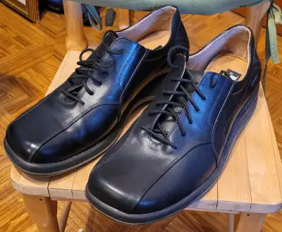 Souliers Browns neufs en cuir noir, Pointure 44, orteil élargi, View more