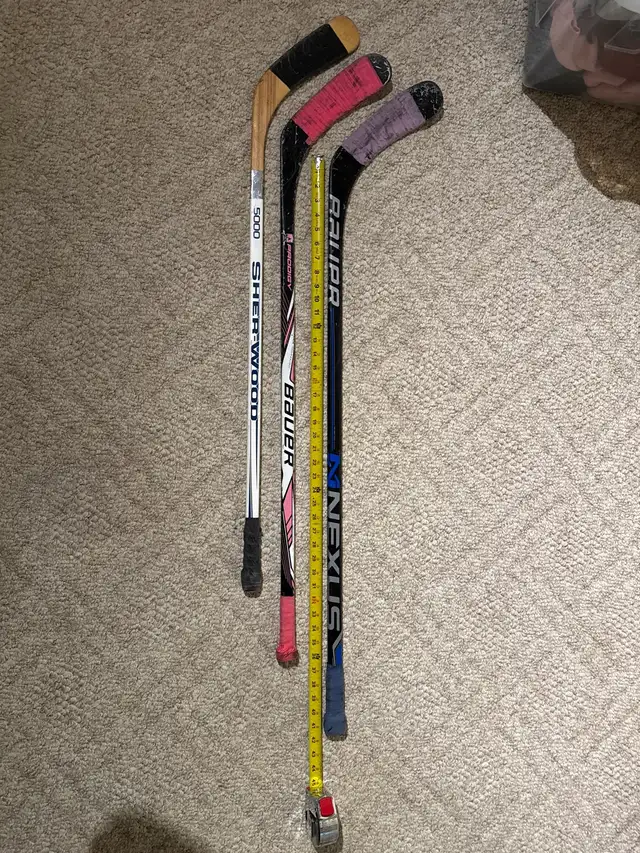  Youth right hand hockey sticks  in Hockey in Winnipeg - Image 4