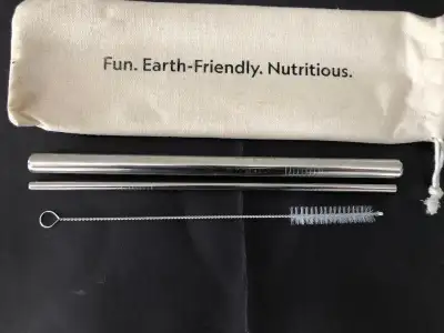 Won! New two piece stainless steel set of straws. Comes with a cleaning brush and storage bag, Fun....
