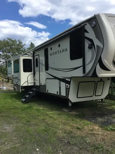 2018 Keystone Montana 3790 RD fifth wheel. Winter package, complete with heavy insulated skirting, (...