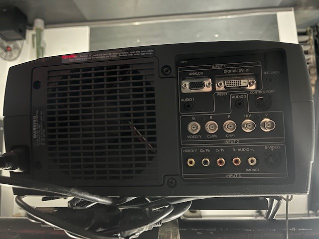 Projecteur vidéo Sanyo PLV-75 WXGA dans Appareils électroniques  à Longueuil/Rive Sud
